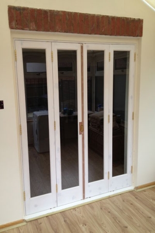 Bi-folding door set