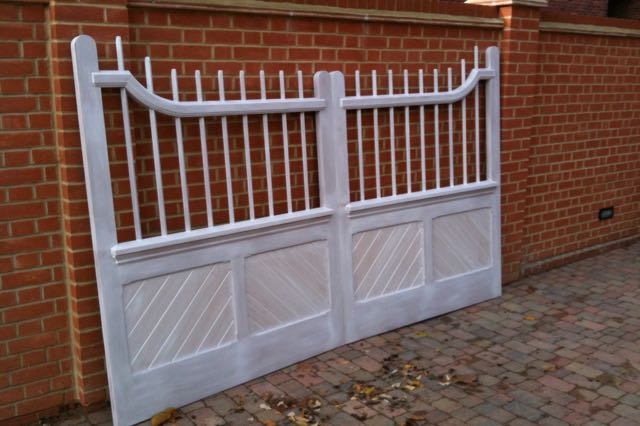 Motorised driveway gates